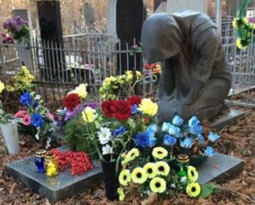 В Киеве надругались над могилой известного писателя