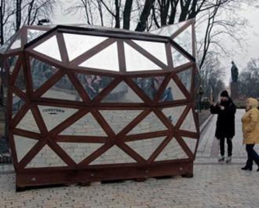 В киевском парке Шевченко появился зеркальный киоск, а в апреле поставят новые лавочки (фото)