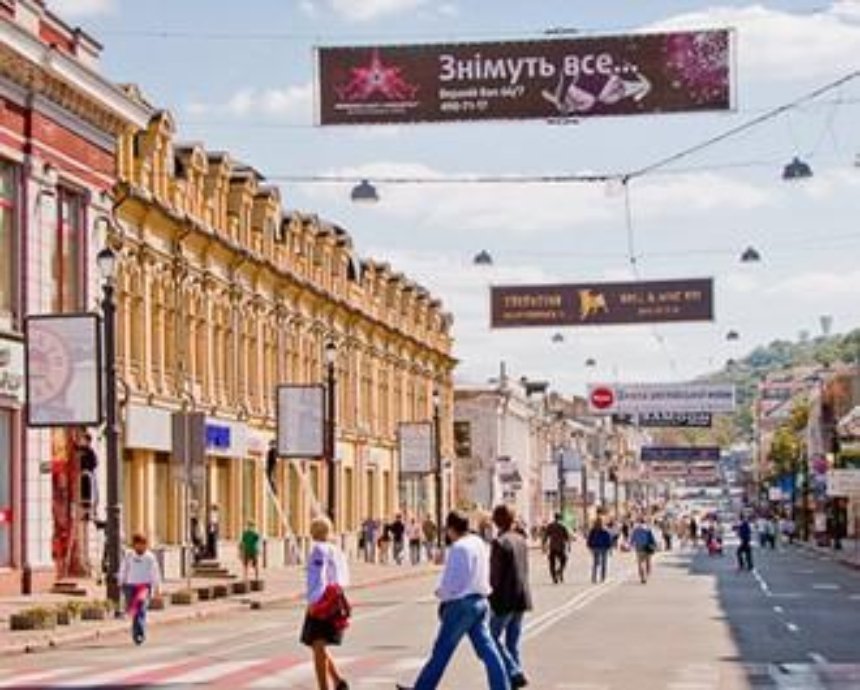 На улице Сагайдачного убрали рекламные растяжки