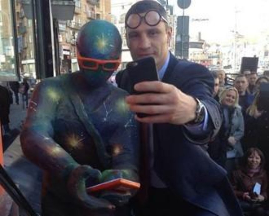 В Киеве открыли интерактивную скульптуру Гика (фото)