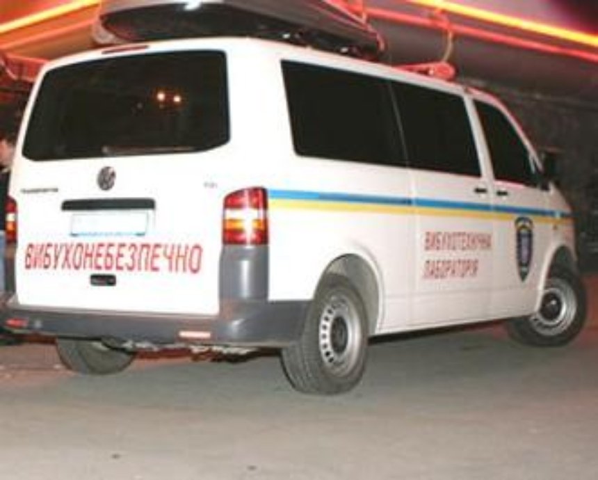 Милиция ищет взрывчатку в трех консульствах в столиц