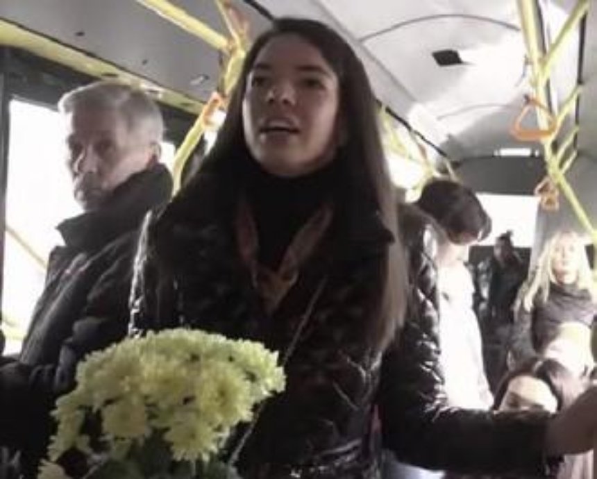 В киевском троллейбусе пассажирам читали стихи (видео)