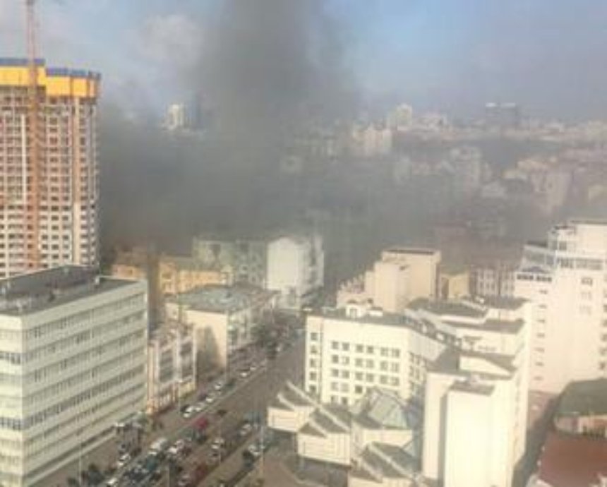 В центре Киева горит офисное здание (фото)