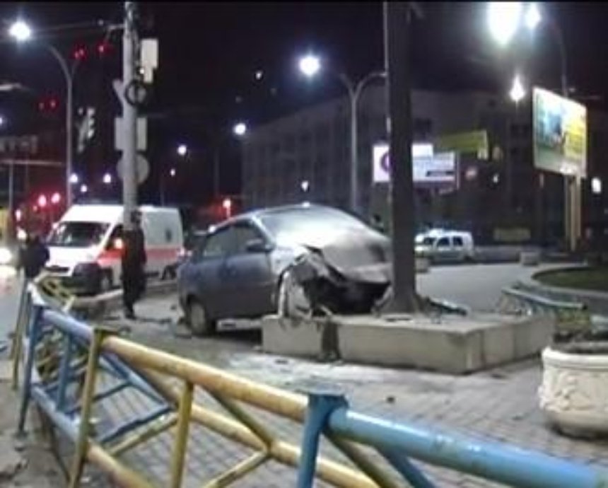 В Киеве автомобиль протаранил отбойник и загорелся, есть пострадавшие (видео)