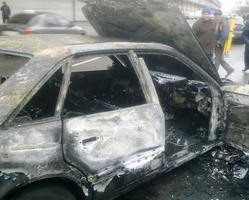 На Оболонском проспекте взорвался автомобиль (фото)