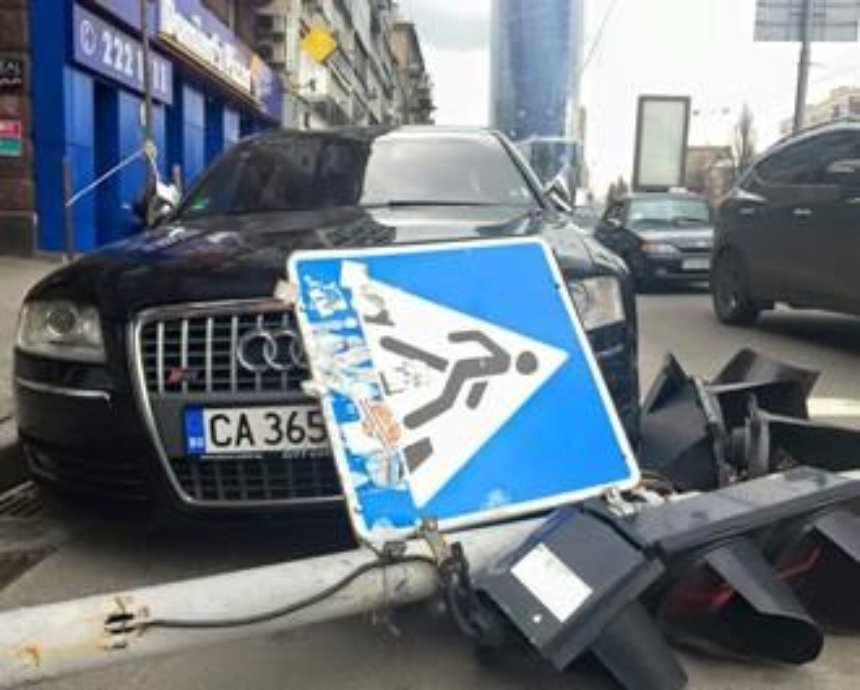 В центре Киева светофор упал на иномарку (фото)