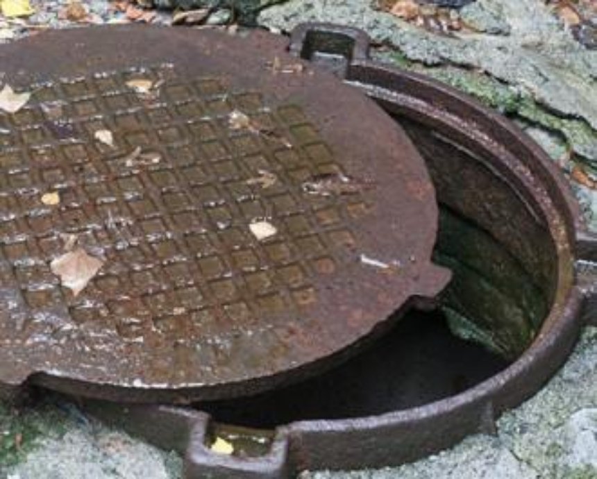 В Киеве мужчина провалился в открытый канализационный люк