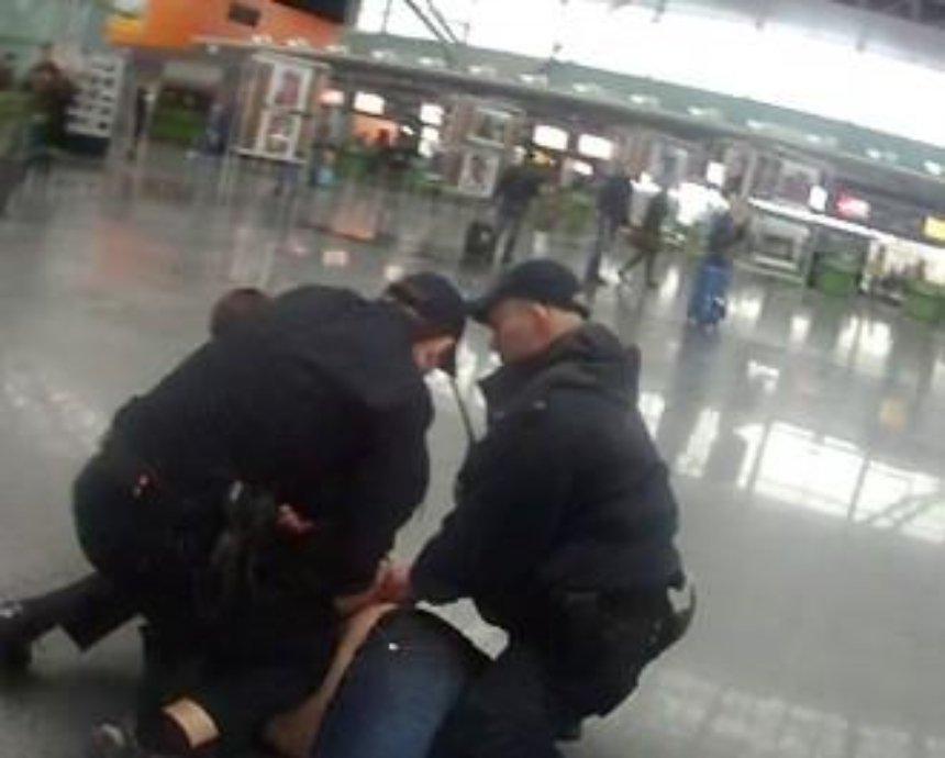 В "Борисполе" неадекватный иностранец с ножом напал на полицейского