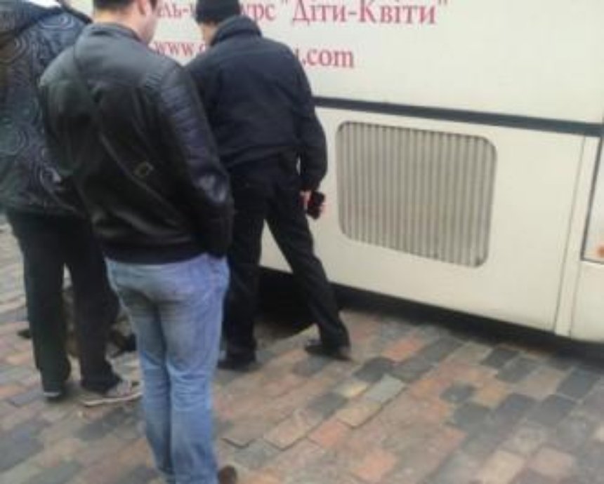 В центре Киева автобус с детьми провалился в яму (фото)