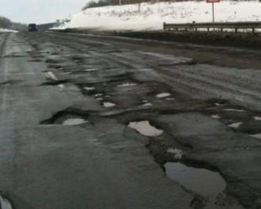 Министерство инфраструктуры напомнило, кто отвечает за состояние украинских дорог (инфографика)