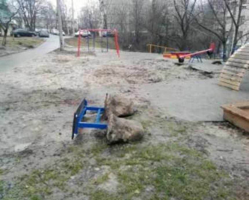 У Голосіївському районі комунальники спаклюжили дитячий майданчик (фото)