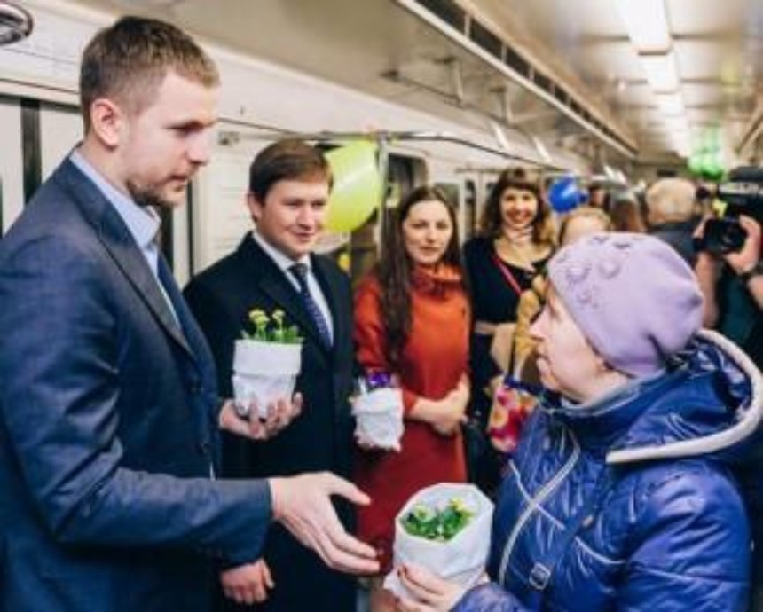 Женщинам в киевском метро дарили цветы (фото)