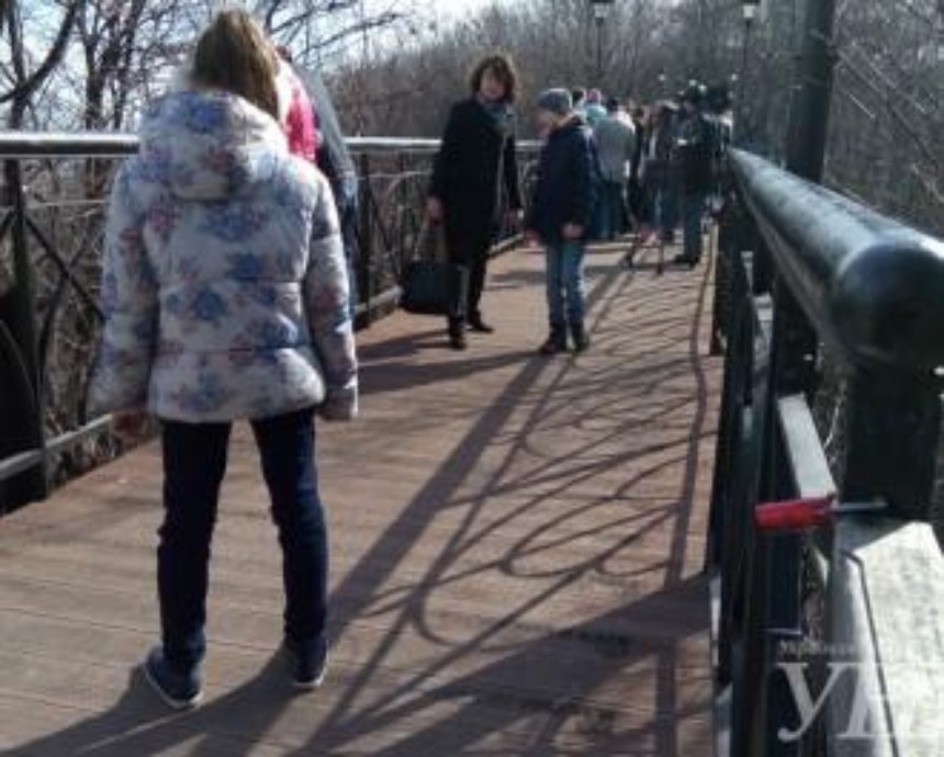 В Киеве открыли обновленный Мост влюбленных (фото)