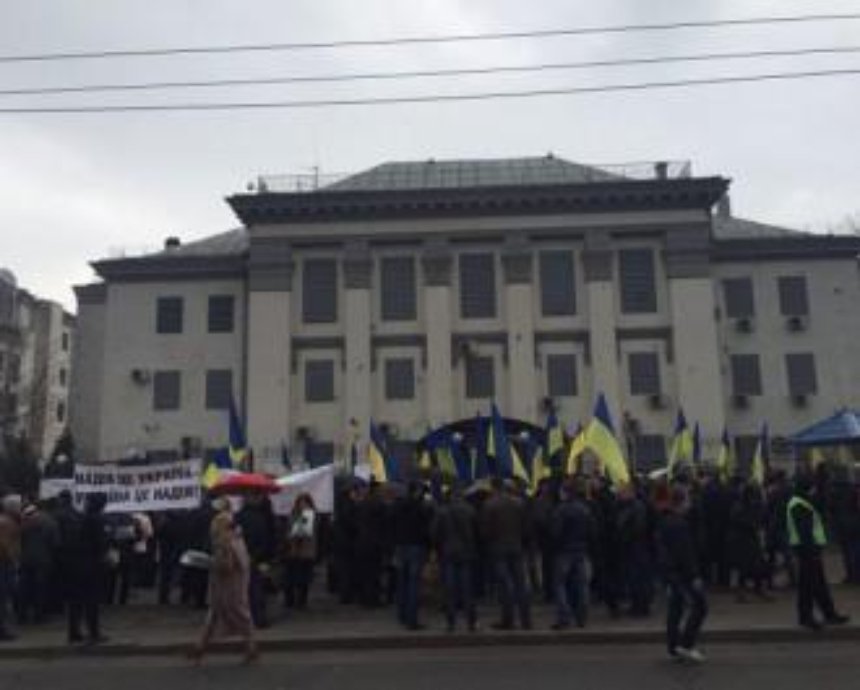 Посольство РФ в Киеве забросали йодом