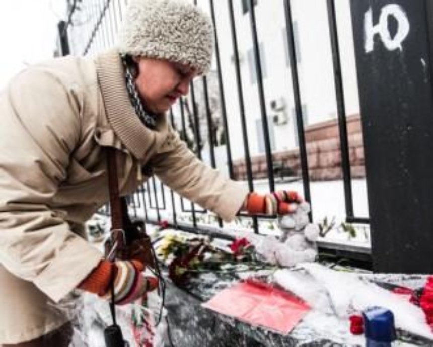 К посольству России в Киеве несут цветы в память о жертвах авиакатастрофы в Ростове-на-Дону (фото)