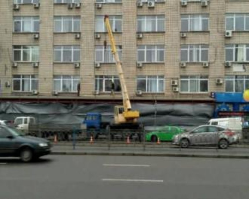 В центре Киева вырубили деревья ради летней площадки ресторана (фото)