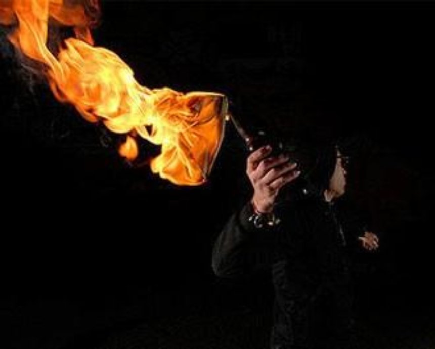 В Киеве ночью пытались поджечь посольство РФ (видео)