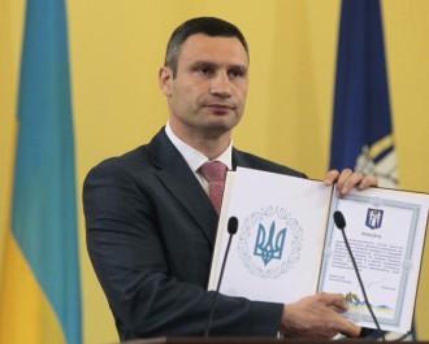 Кличко вручив документи на квартири родинам загиблих киян-воїнів АТО