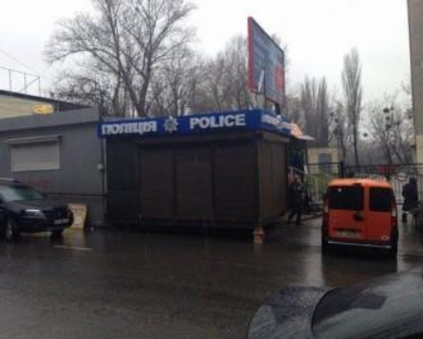 В Киеве появился полицейский ларек (фото)