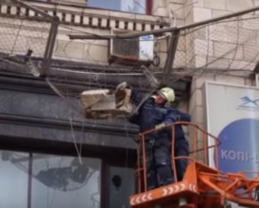 В здании на Крещатике обвалился карниз (видео)
