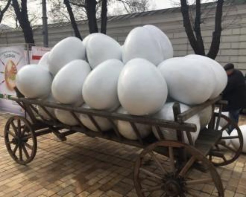 В Киев привезли гигантские белые яйца (фото)