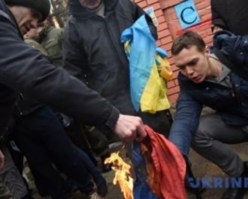 За сожженный во Львове российский триколор открыли уголовное дело