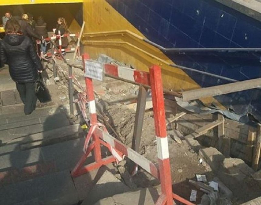 Устали: на Чоколовке рабочие забросили ремонт перехода (фото)