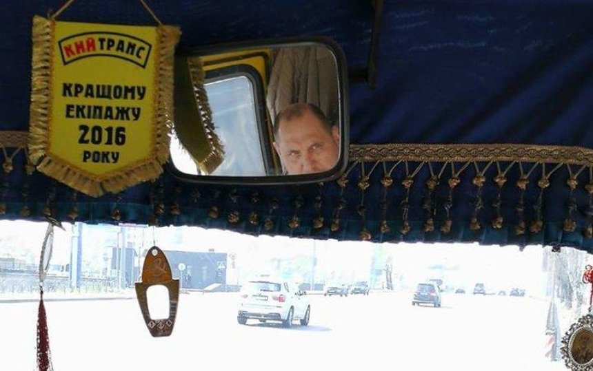 В киевской маршрутке водитель-хам грубил пассажирам и выгонял их с сидений (видео)