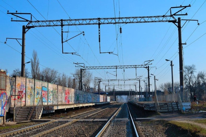 Унесенные ветром: в Киеве двух пассажиров сдуло с ж/д платформы