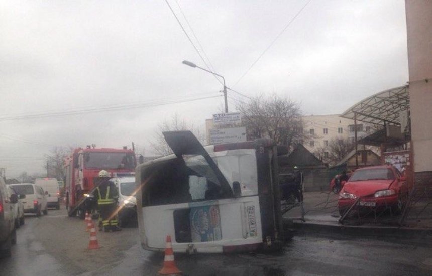 Не встояла: в Києві перекинулася пасажирська маршрутка (фото)