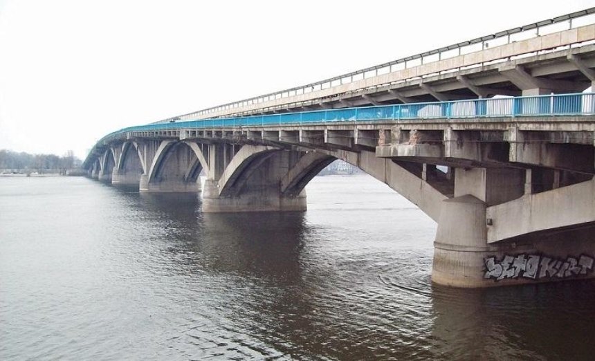 Без признаков жизни: в Киеве возле моста Метро обнаружили тело мужчины