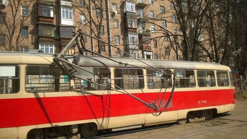Старость не радость: у трамвая на ходу отлетели "рога" (фото)