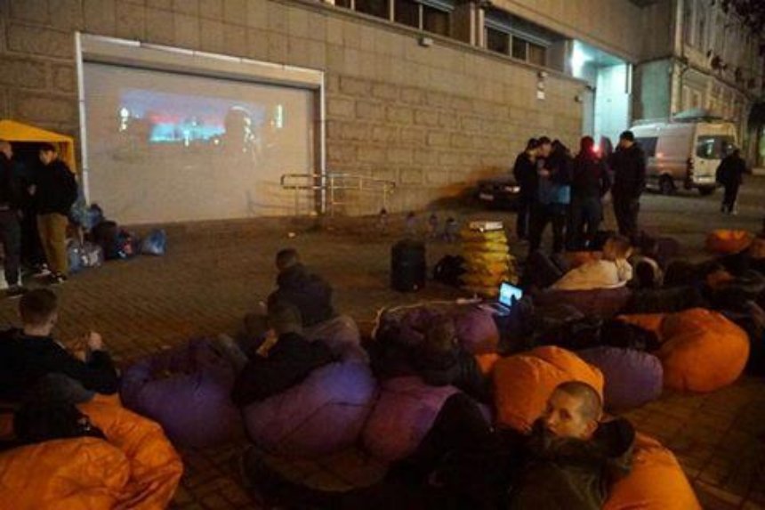 Лежачий протест: активисты устроили кинопоказ на стене замурованного "Сбербанка" (фото)