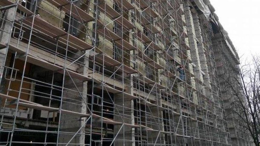 Работа кипит: на Доме профсоюзов начали обновлять сгоревший фасад (фото)