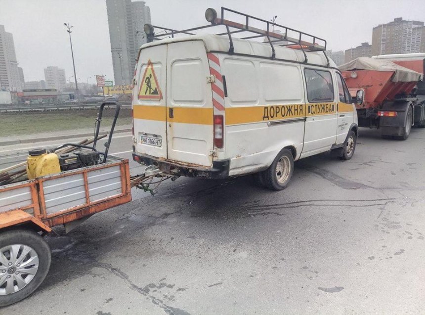 "Залатали каким-то дерьмом": киевлянин шокировал соцсети кадрами ремонта дороги (видео)