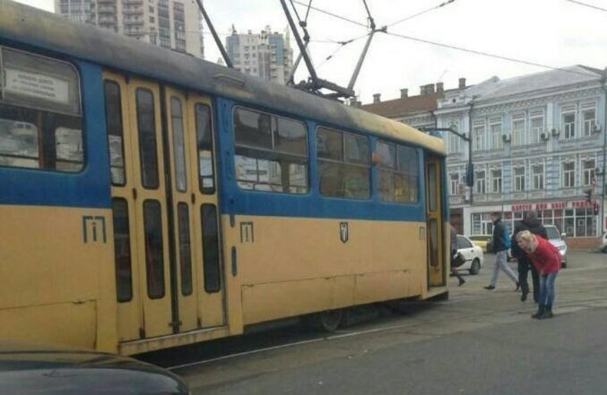 Соскочил: в Киеве сошел с рельсов скоростной трамвай (фото, видео)