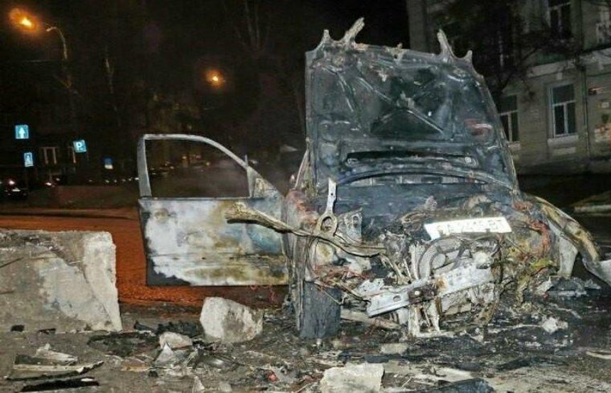 В пьяном угаре: в центре Киева дорогая машина врезалась в мусоровоз и полностью сгорела (фото)