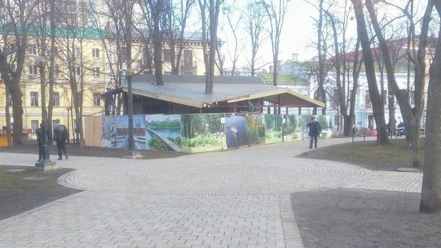 Обновки: в парке Шевченко ремонтируют старое здание