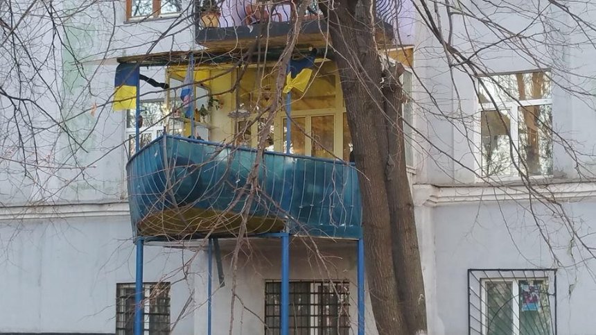 Бросил якорь: в Киеве заметили невероятный балкон-корабль (фото)