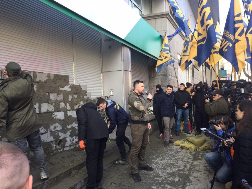 Бетонная блокада: "Азов" устроил жесткую акцию под "Сбербанком" (фото)