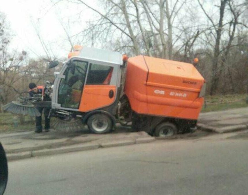 Тот неловкий момент: в Киеве машина коммунальщиков ушла под асфальт (фото)