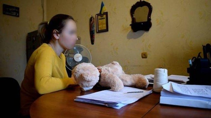 До потери сознания: в Киеве женщина избила 4-летнюю приемную дочь
