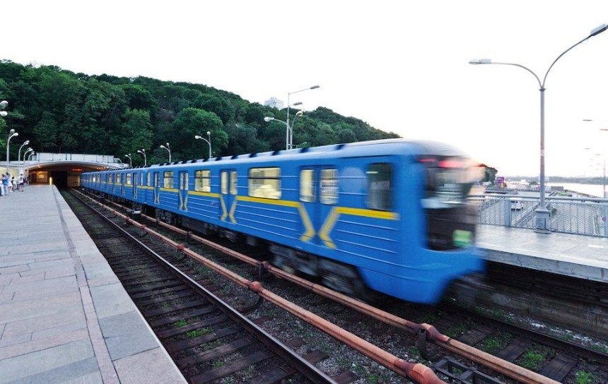 Родился в рубашке: в столичном метро пассажир попал под поезд