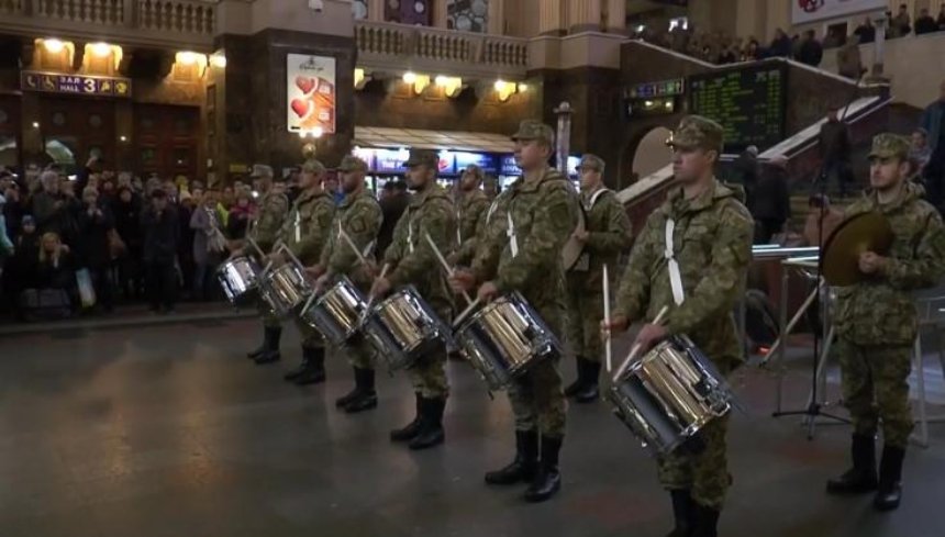 Концерт на вокзалі: військовий ліцей влаштував флешмоб