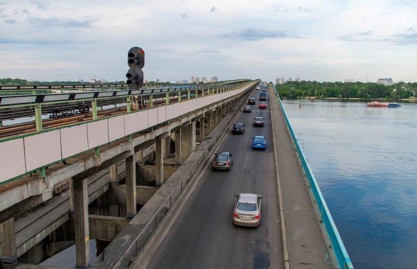 Тимчасові незручності: на мосту Метро обмежать рух транспорту