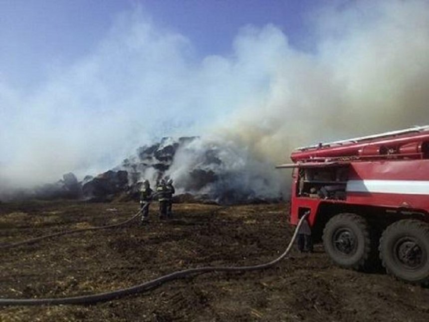 Обережно, вогонь: під Києвом на фермі полум'я охопило 68 тонн соломи (фото)