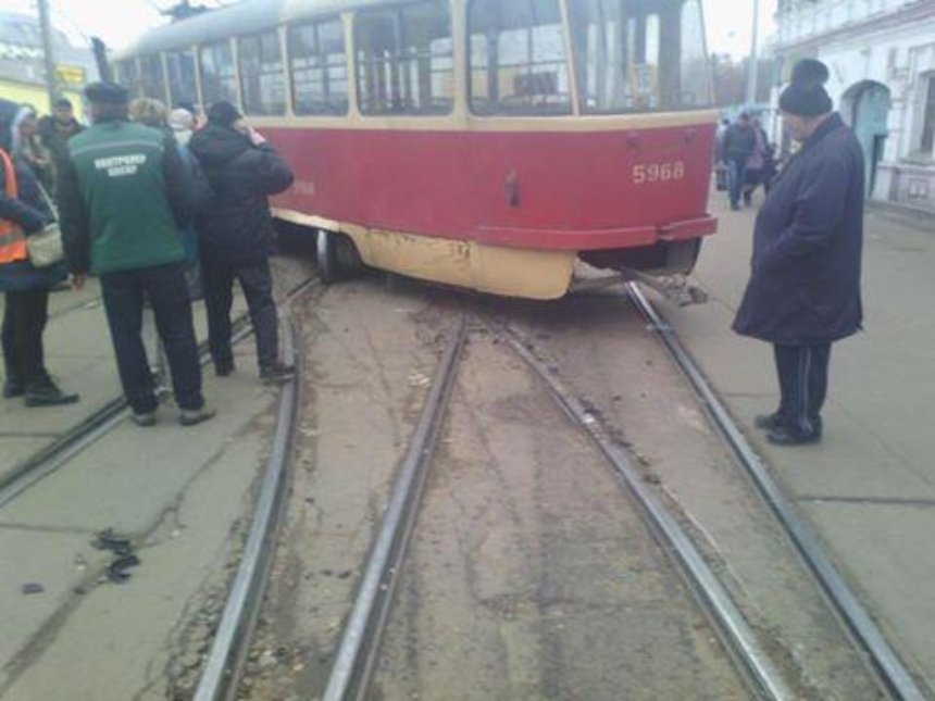 Не вписался: в Киеве трамвай сошел с рельсов и перекрыл улицу (фото)