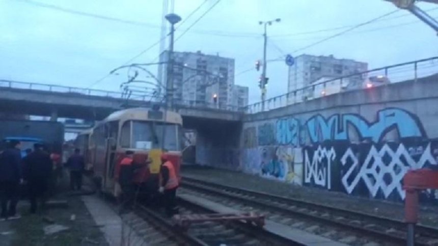 Руху нема: в Києві зупинились швидкісні трамваї (фото, відео)