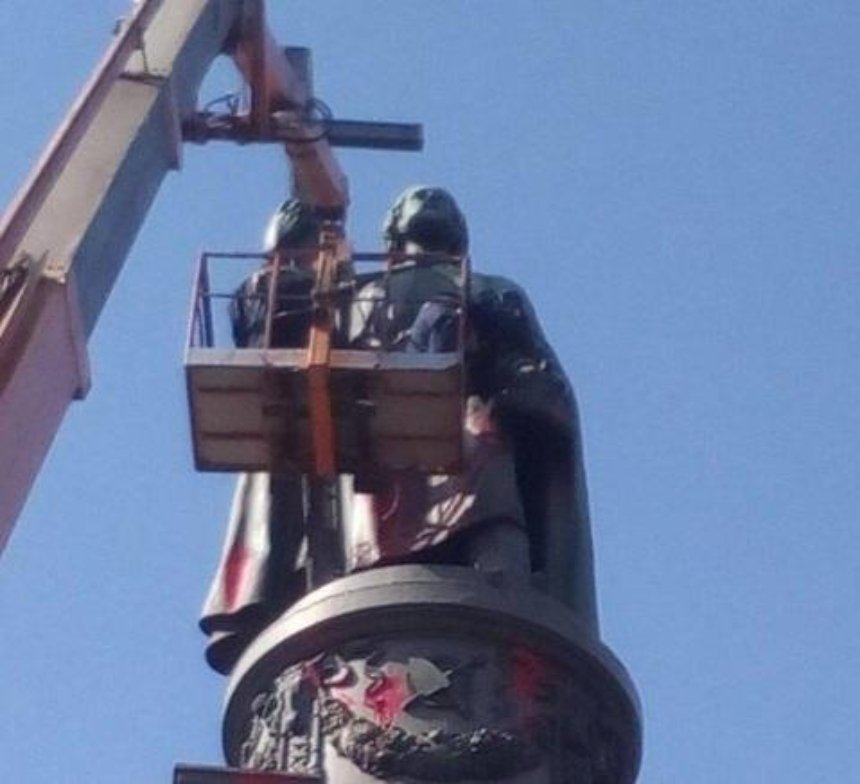Банный день: в Киеве отмывают памятник Владимиру (фото)