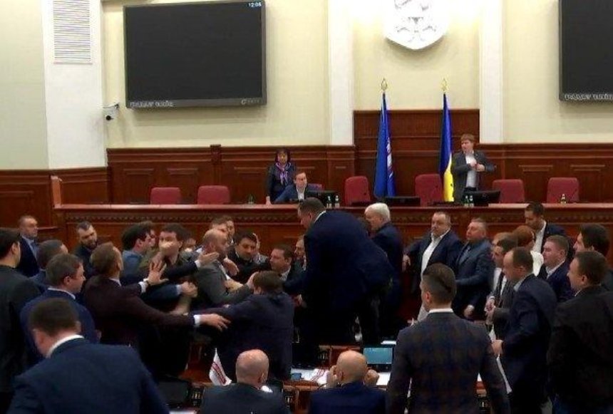 Стінка на стінку: депутати Київради побилися на засіданні (фото, відео)